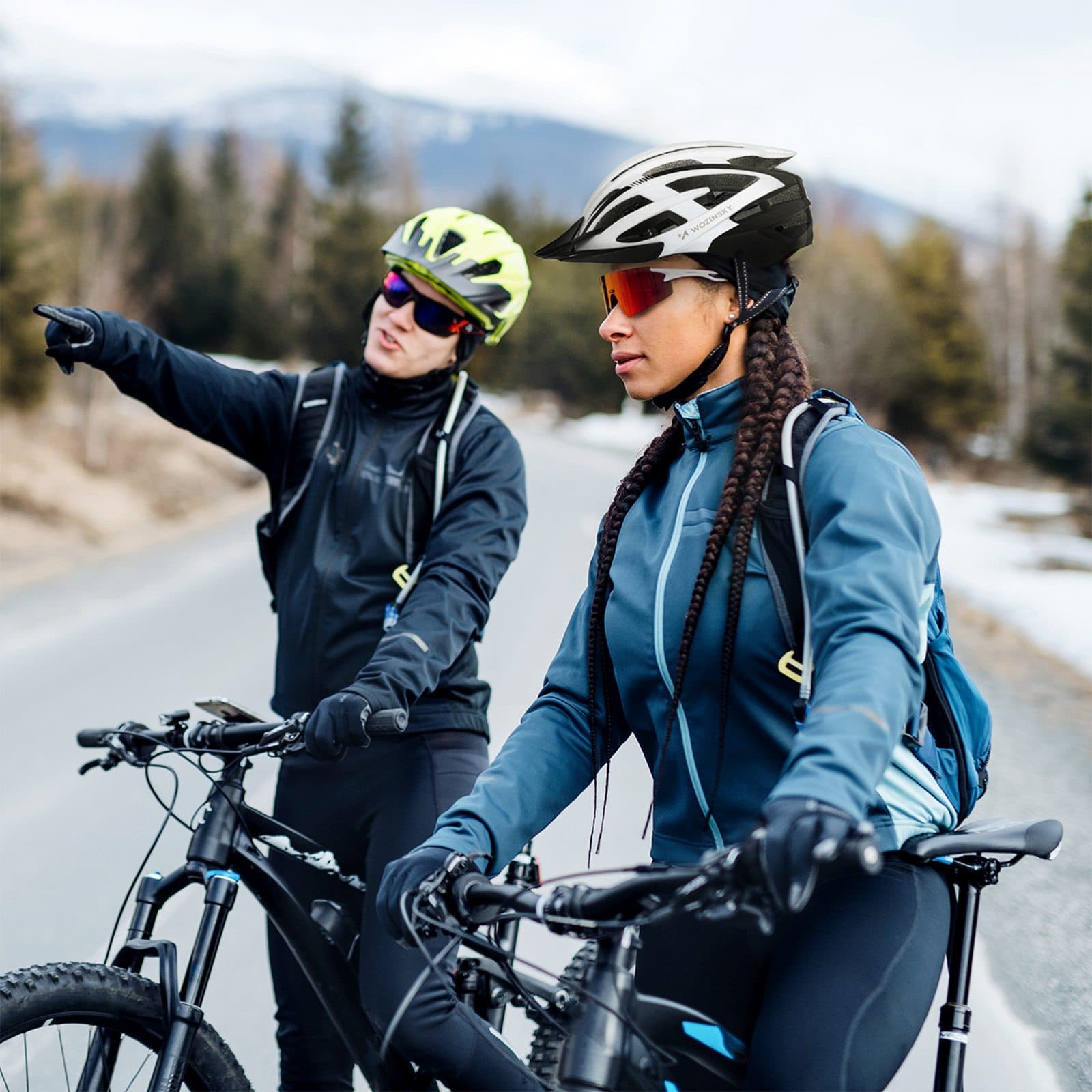 Kask rowerowy MTB z odpinanym daszkiem i tylną lampką USB 54-57 cm - czarno-biały