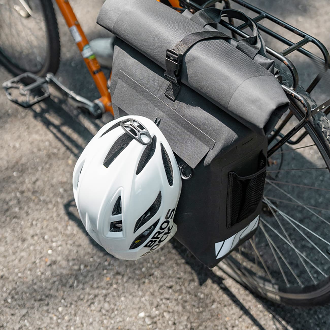 Sakwa rowerowa z funkcją plecaka wodoodporna zaczepem na kask 18l czarna