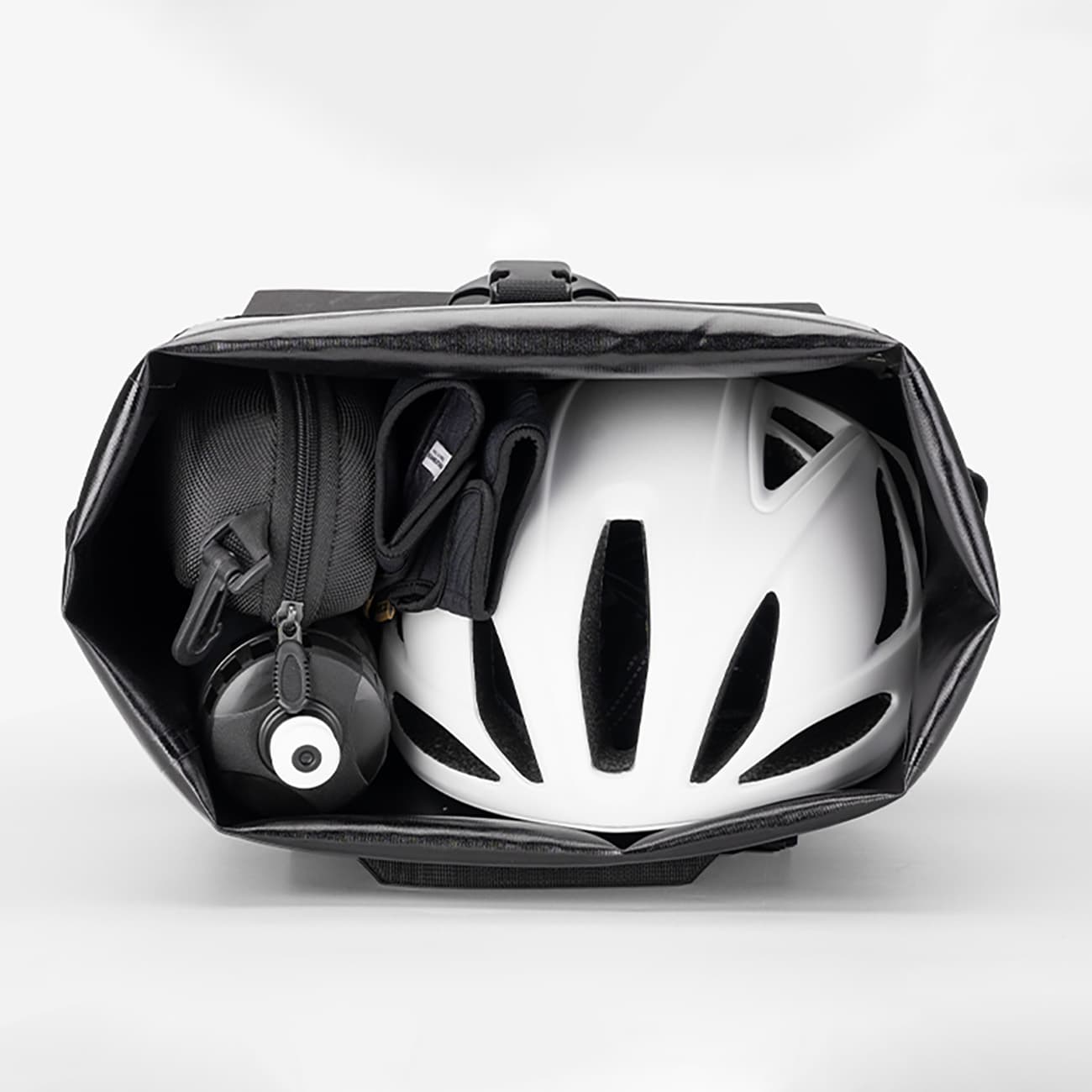Sakwa rowerowa z funkcją plecaka wodoodporna zaczepem na kask 18l czarna