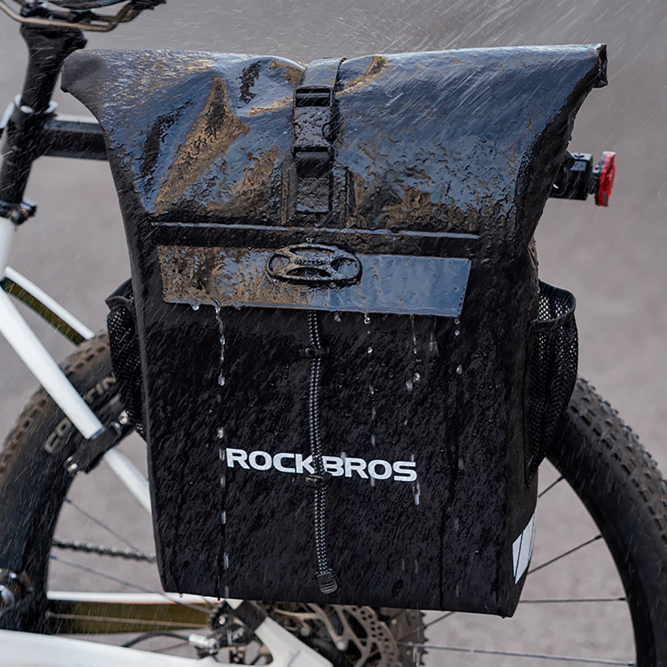 Sakwa rowerowa z funkcją plecaka wodoodporna zaczepem na kask 18l czarna