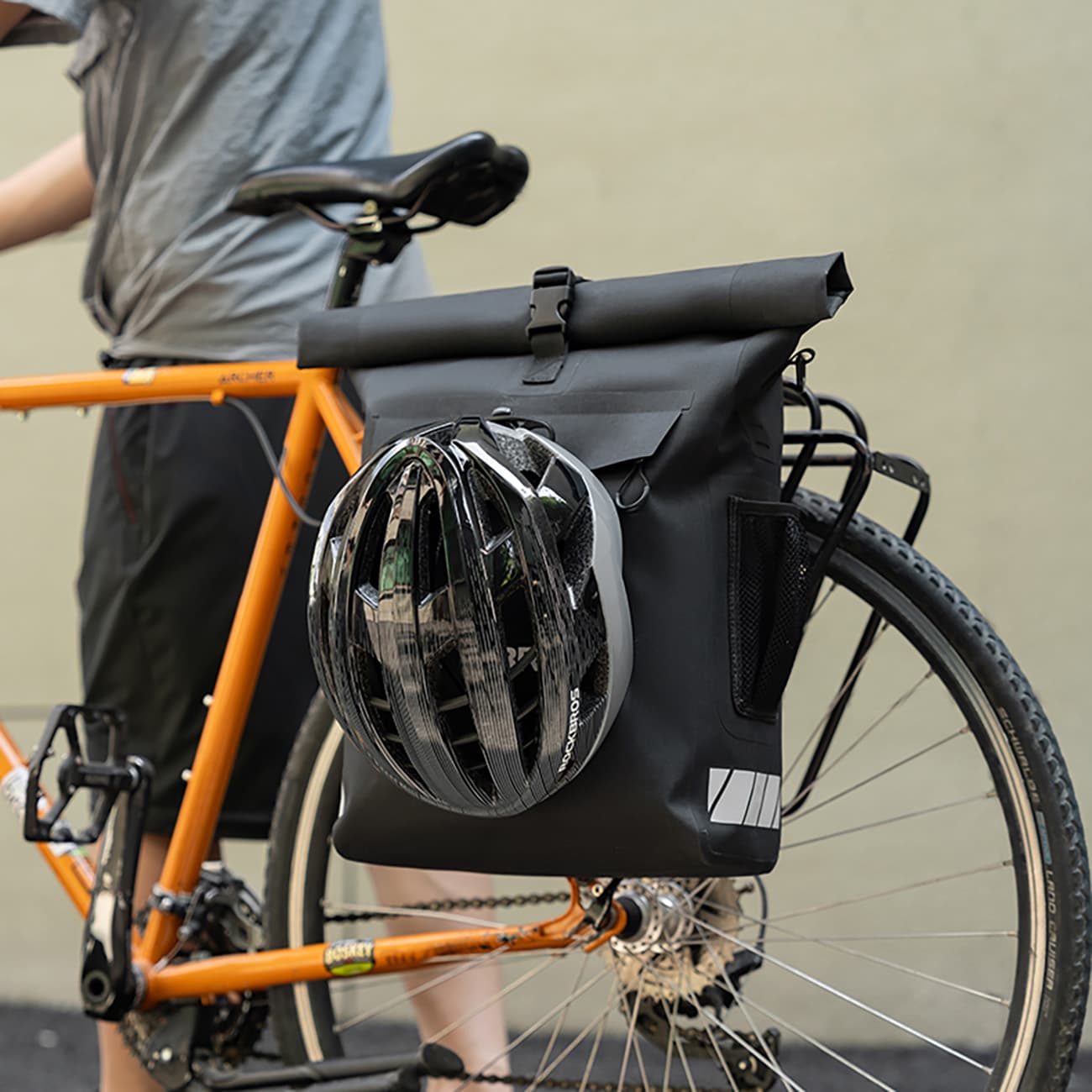 Sakwa rowerowa z funkcją plecaka wodoodporna zaczepem na kask 18l czarna