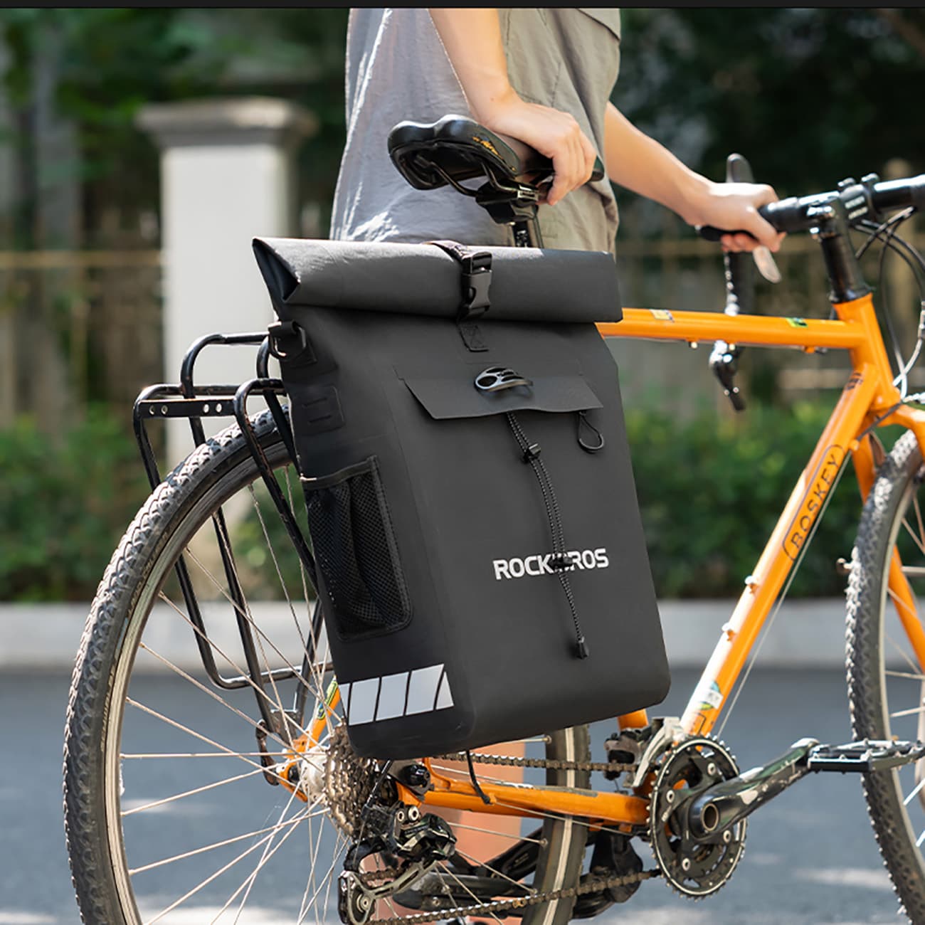 Sakwa rowerowa z funkcją plecaka wodoodporna zaczepem na kask 18l czarna
