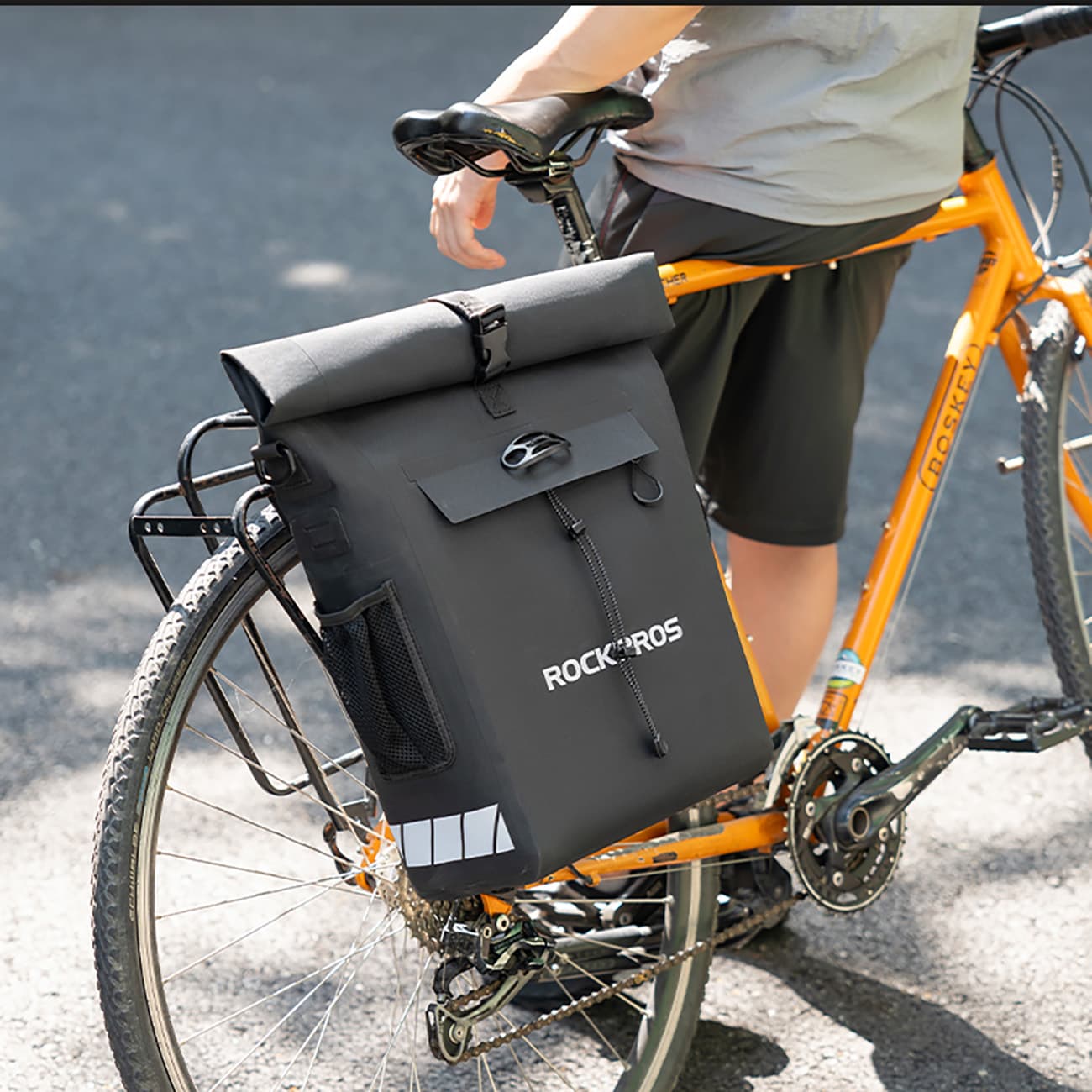 Sakwa rowerowa z funkcją plecaka wodoodporna zaczepem na kask 18l czarna